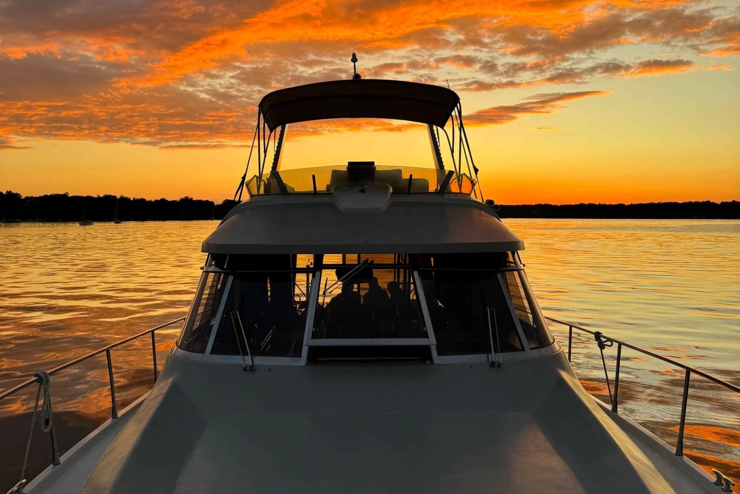 Berlin: Boat tour with cheese fondue