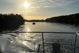 Berlin: Boat tour with cheese fondue