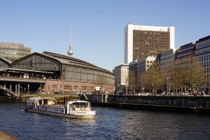 Berlin: Boat Tour with Tour Guide
