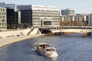 Berlin: Boat Tour with Tour Guide
