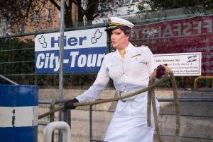 Berlin: Christmas cruise on the Spree with drag queen Audrey.