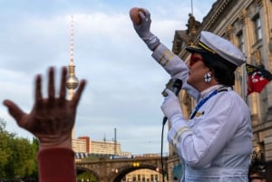 Berlin: Christmas cruise on the Spree with drag queen Audrey.