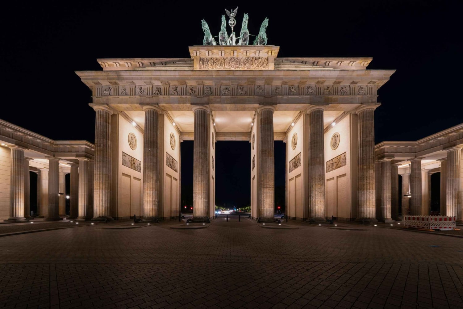 Berlin: City tour at night with illuminated sights