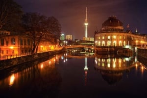 Berlin: City tour at night with illuminated sights