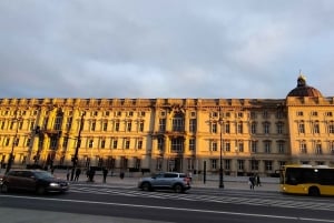 Berlin (E)Bike Tour Historical Highlights in Small groups