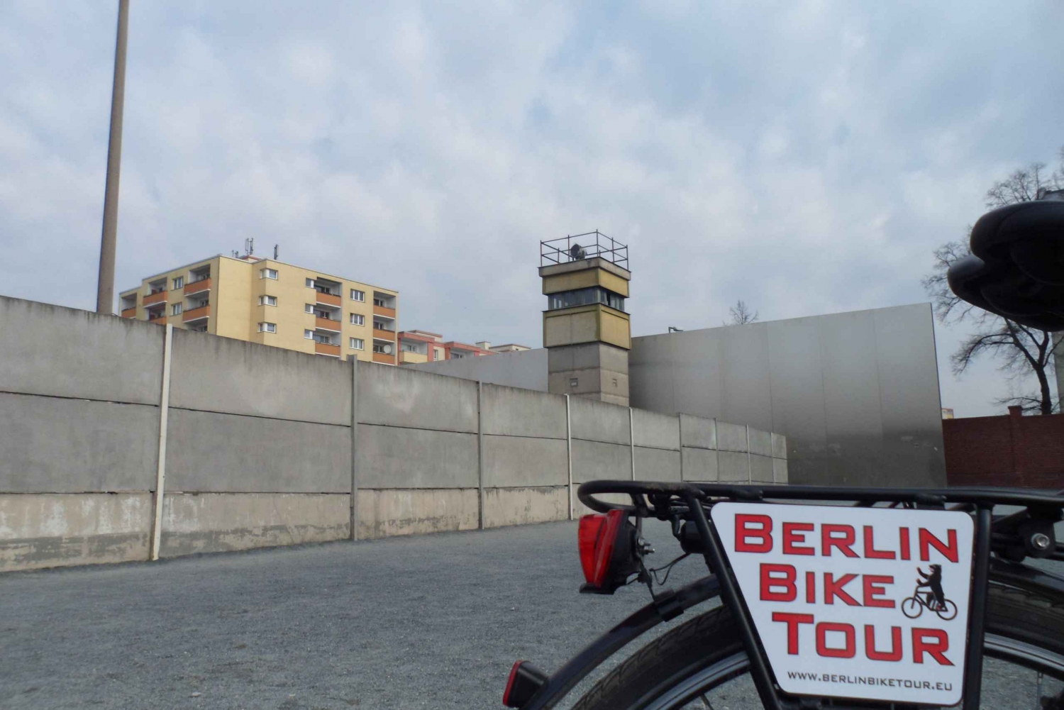 Berlin: E-Bike Tour of the Berlin Wall and Mitte Highlights