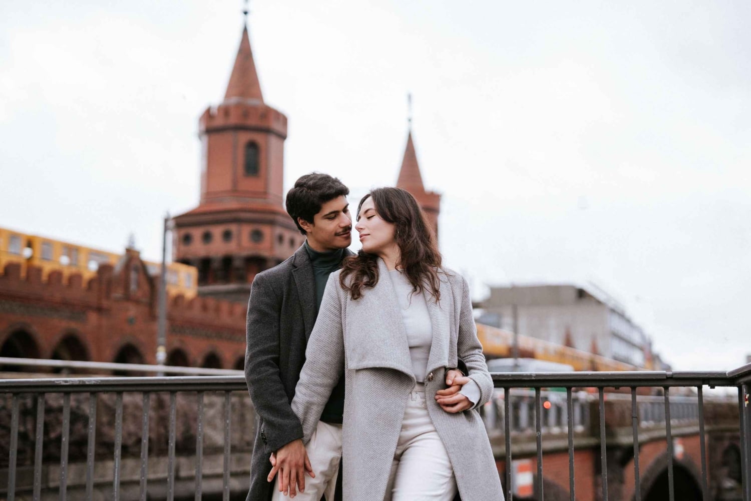 Berlin: East Side Gallery & Oberbaumbrücke Photo Session