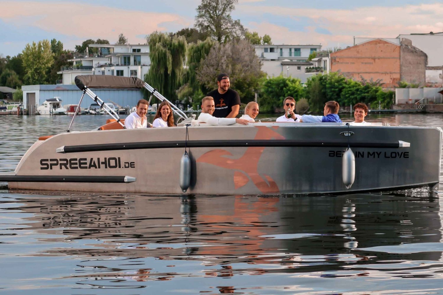 Berlijn: Elektrische boot huren voor zelf rijden 4 uur