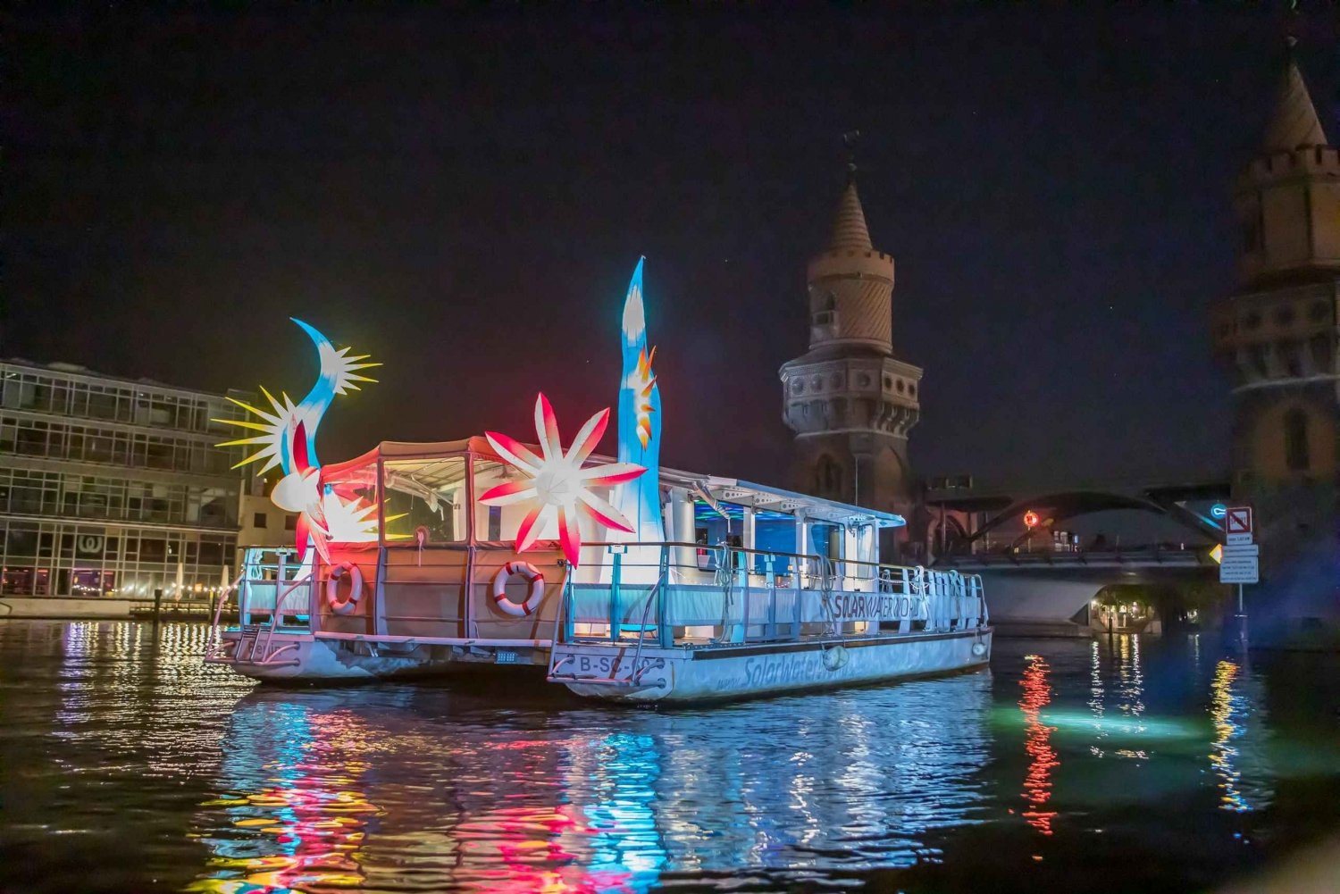 Berlin: Evening city tour with specially illuminated boats