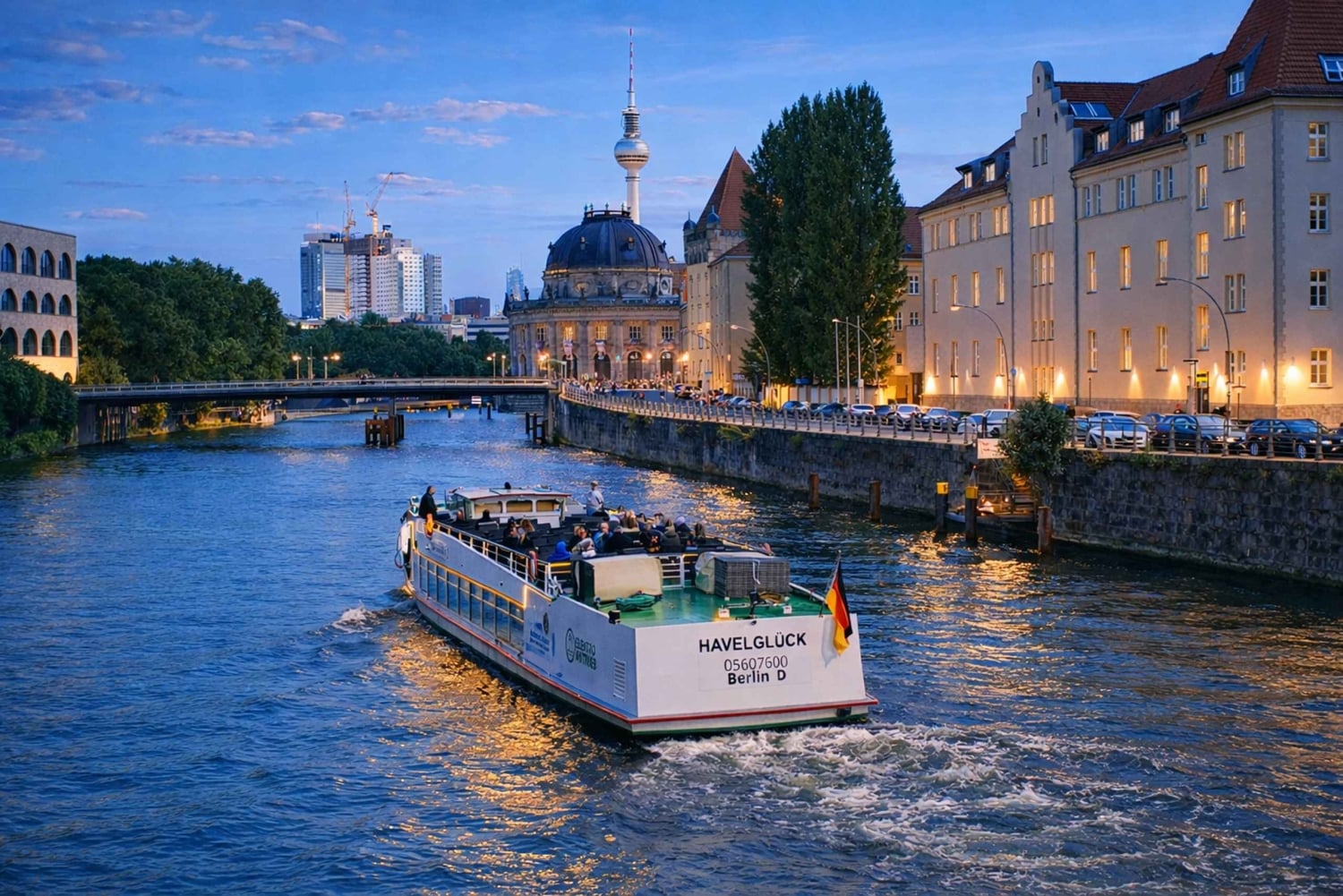 ベルリン：シャルロッテンブルクと政府地区を巡る夜のシュプレー川クルーズをお楽しみください