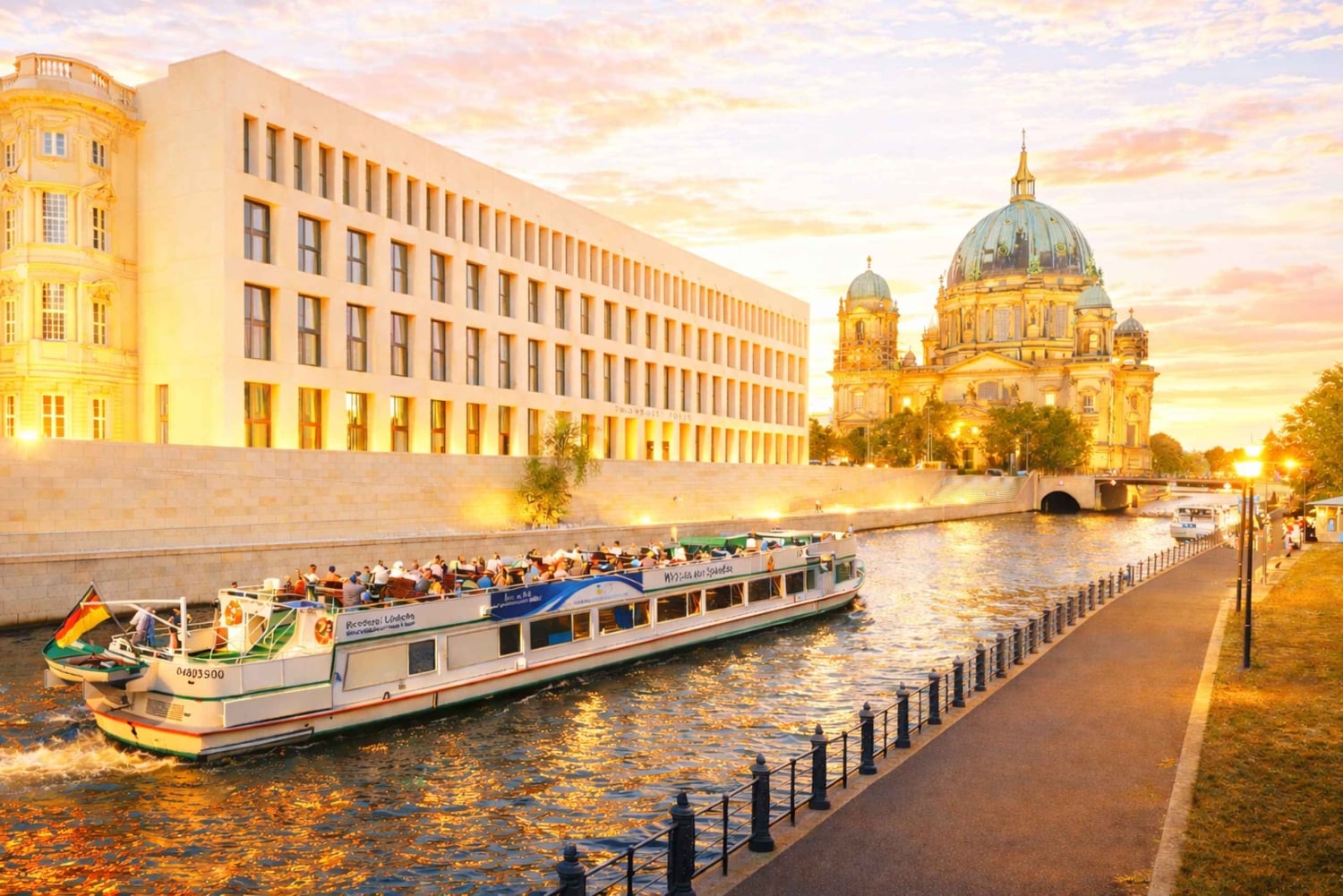 ベルリン：シャルロッテンブルクと政府地区を巡る夜のシュプレー川クルーズをお楽しみください