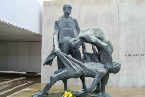 Berliini: Sachsenhausenin pienryhmäbussikierros: Opastettu 4 tunnin Sachsenhausenin bussikierros