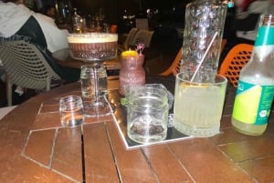 Berliini: Berlin: Exclusive Bar-Hopping Tour with Signature Drinks (eksklusiivinen baarikierros)
