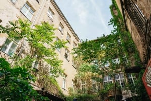 Berlin: Hidden Backyards Walking Tour in German