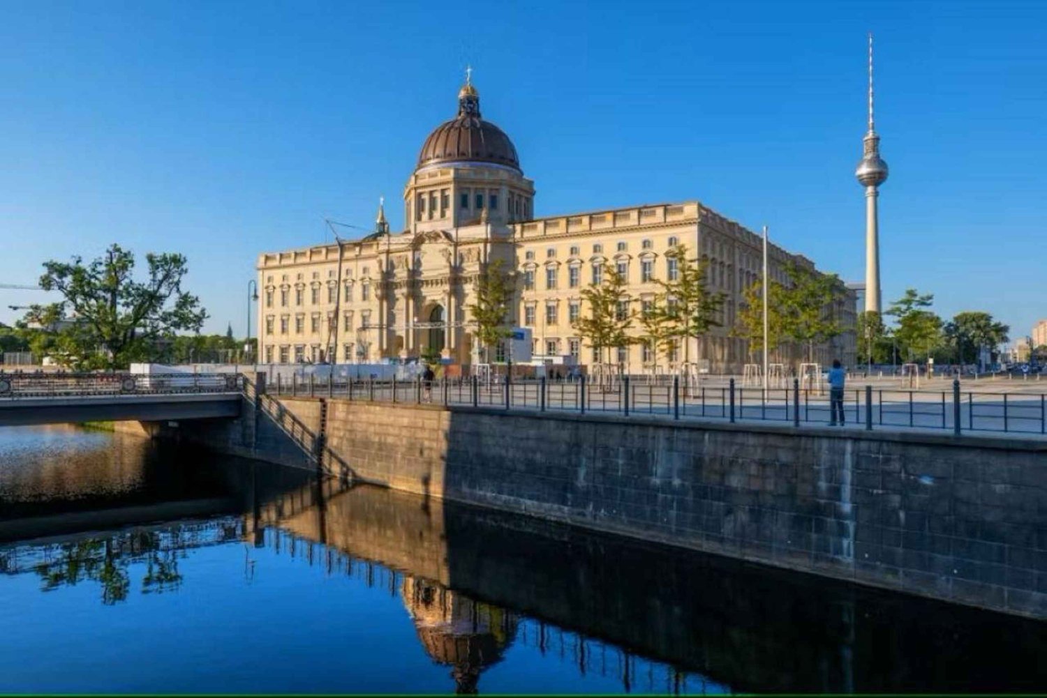 Berlin: Historic Guided Walking Tour with Museum Island Pass
