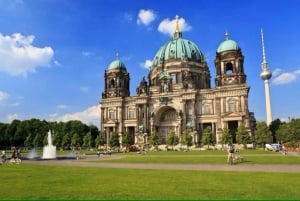 Berlin: Historic Guided Walking Tour with Museum Island Pass