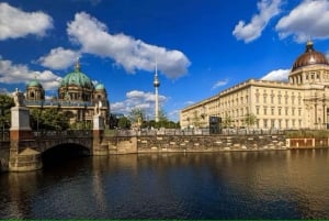 Berlin: Historic Guided Walking Tour with Museum Island Pass