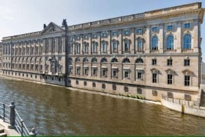 Berlin: Historic Guided Walking Tour with Museum Island Pass