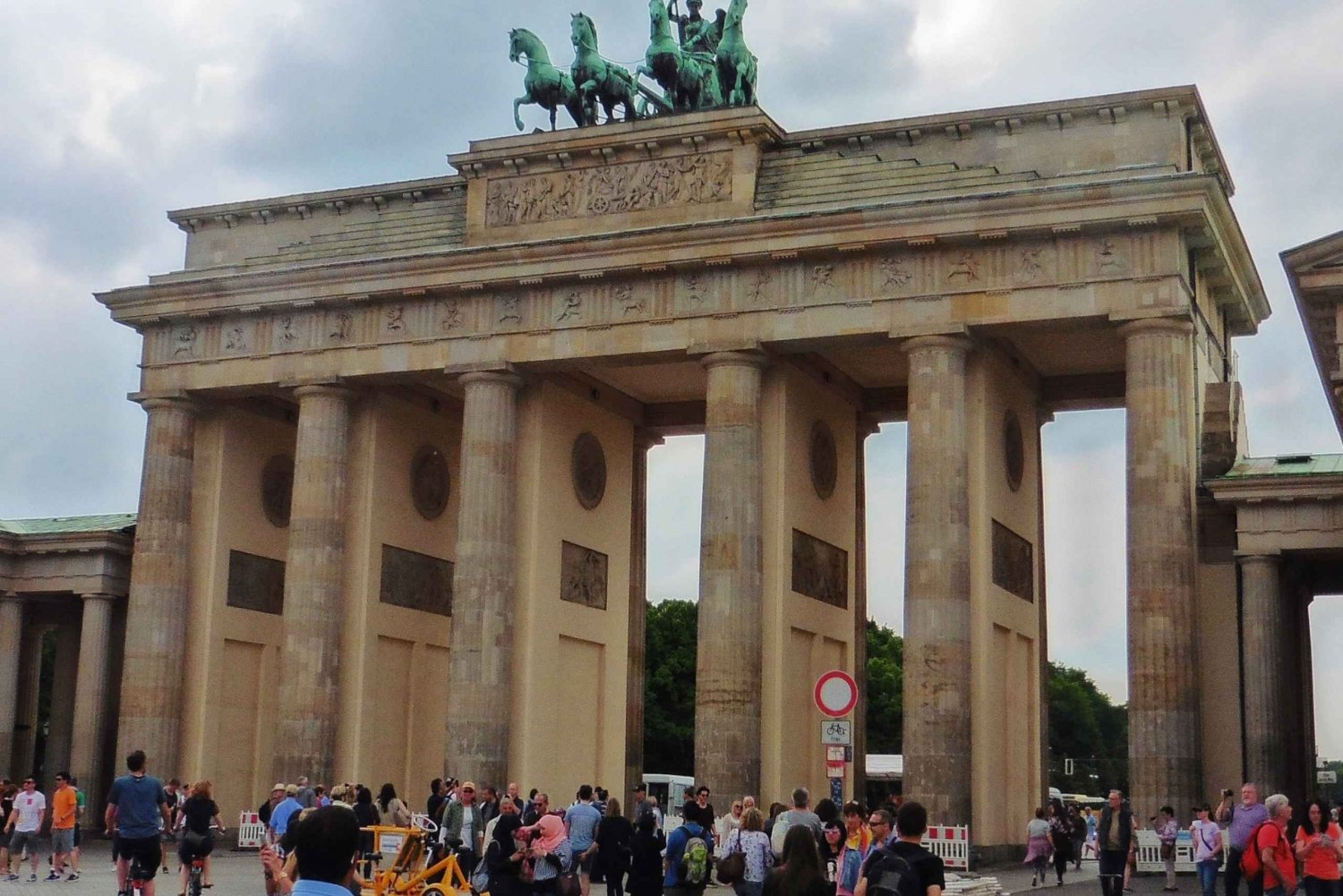 Berlin: Historical Sights & Berlin Wall Tour with a Berliner