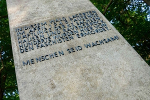 Berlijn: historische tour langs het pad van de dodenmars met auto