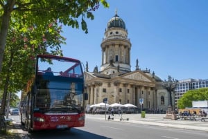 Berliini: Tussaudsiin pääsylippu: Hop-On Hop-Off bussi ja Madame Tussaudsin sisäänpääsylippu.