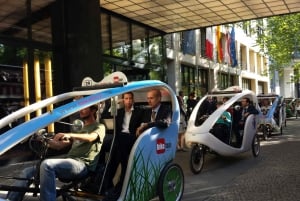 Berlin: Beleuchtetes Berlin mit dem Fahrradtaxi