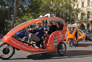 Berlin: Oświetlony Berlin taksówką rowerową