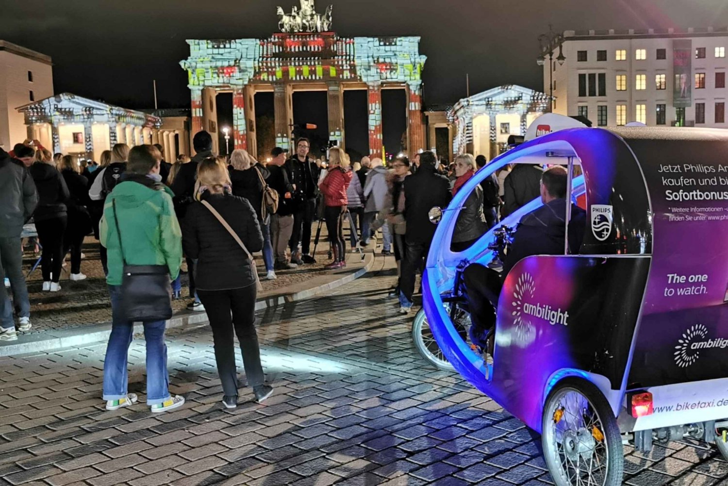 Berlin: Berlin oświetlony oświetloną taksówką rowerową