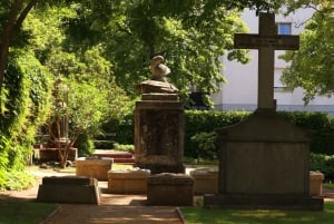 Berlin: Invalidenfriedhof Walking Tour of Historic Cemetery