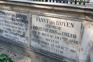 Berlin: Invalidenfriedhof Walking Tour of Historic Cemetery