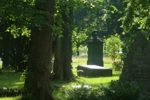 Berlin: Invalidenfriedhof Walking Tour of Historic Cemetery