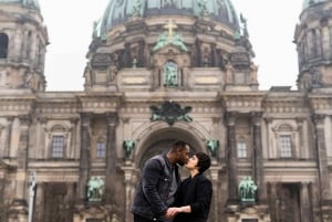 Berlin Love Story: Überraschungs-Heiratsantrag-Fotosession