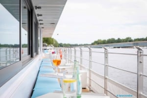 Jannowitzbrückeltä: Green Spree Cruise Berliinissä