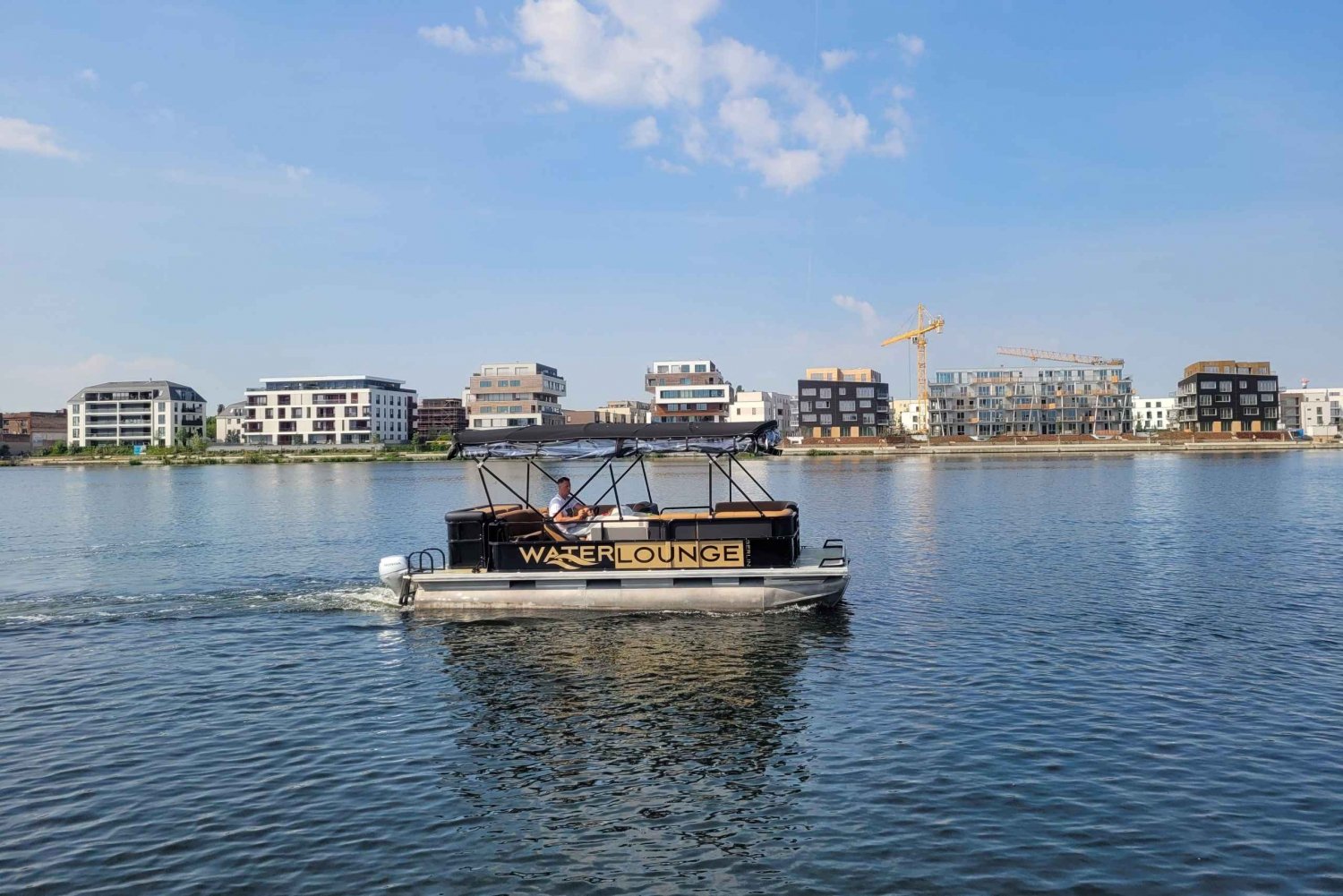 Berlin: Miete ein führerscheinfreies Boot für bis zu 10 PAX