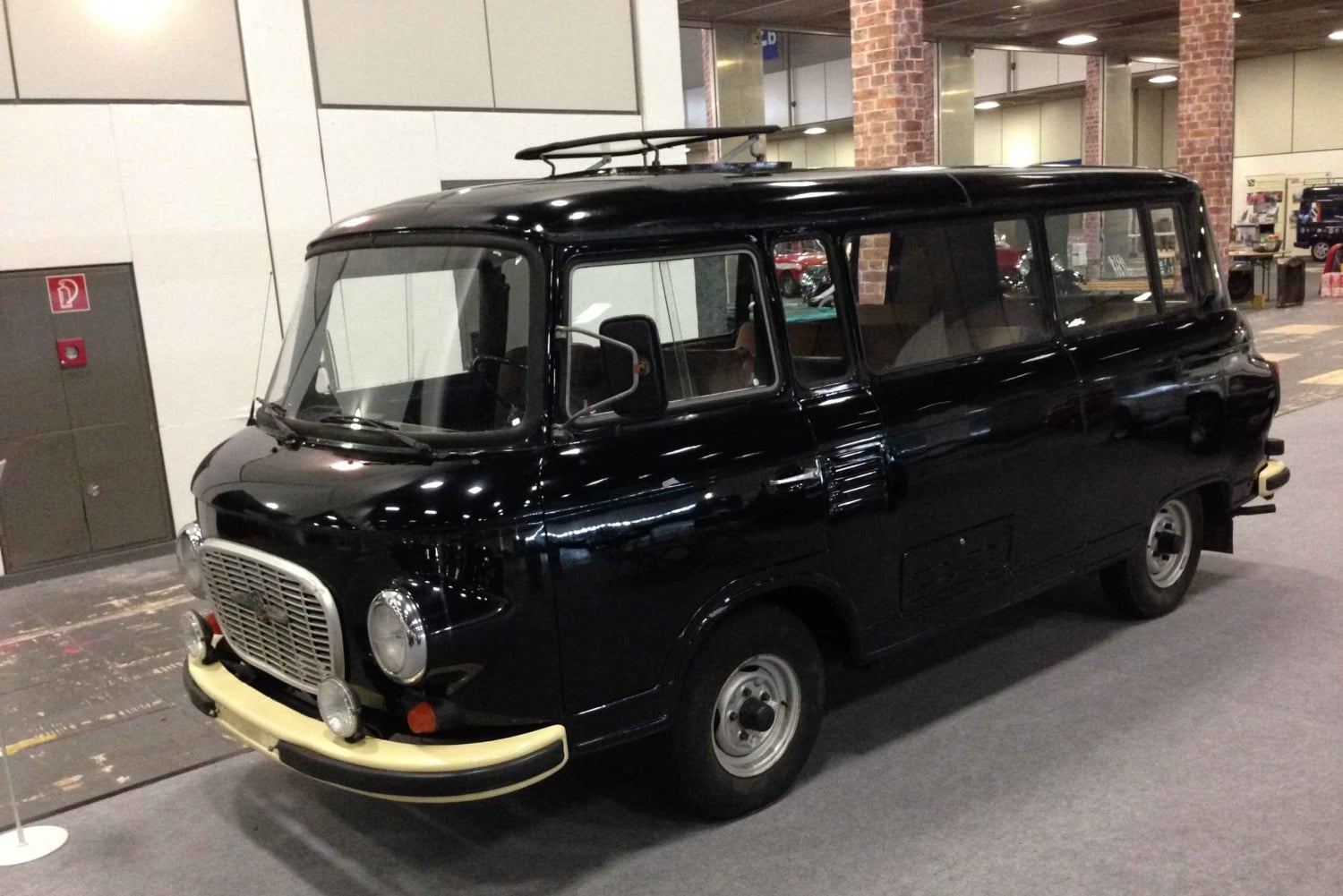 Berlin: Private 2-Hour Sightseeing Tour in Classic GDR Van