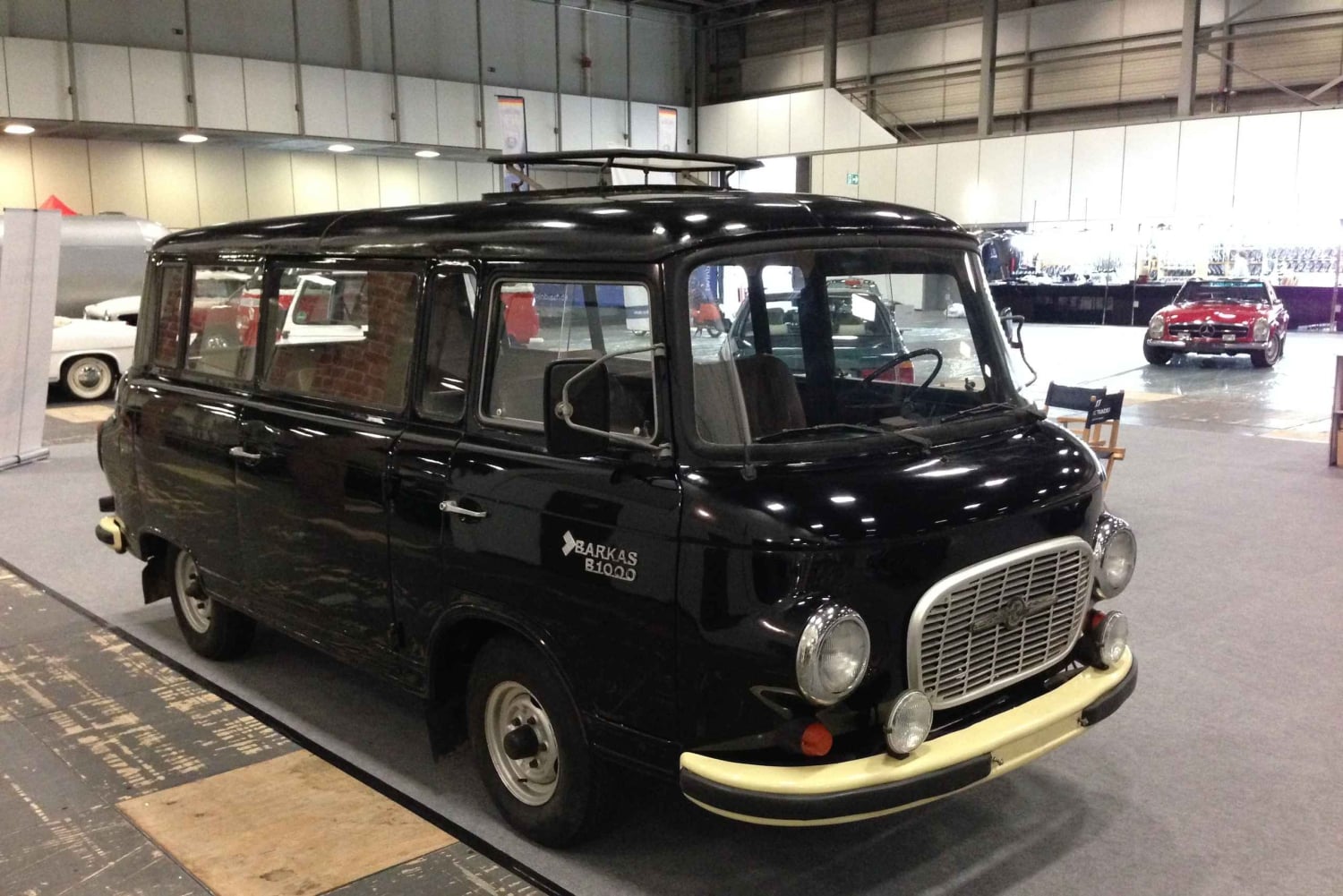 Berlin: Private 2-Hour Sightseeing Tour in Classic GDR Van