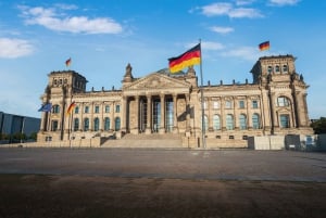 Berlin: Private 2-Hour Sightseeing Tour in Classic GDR Van