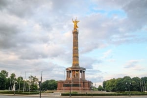 Berlin: Private 2-Hour Sightseeing Tour in Classic GDR Van