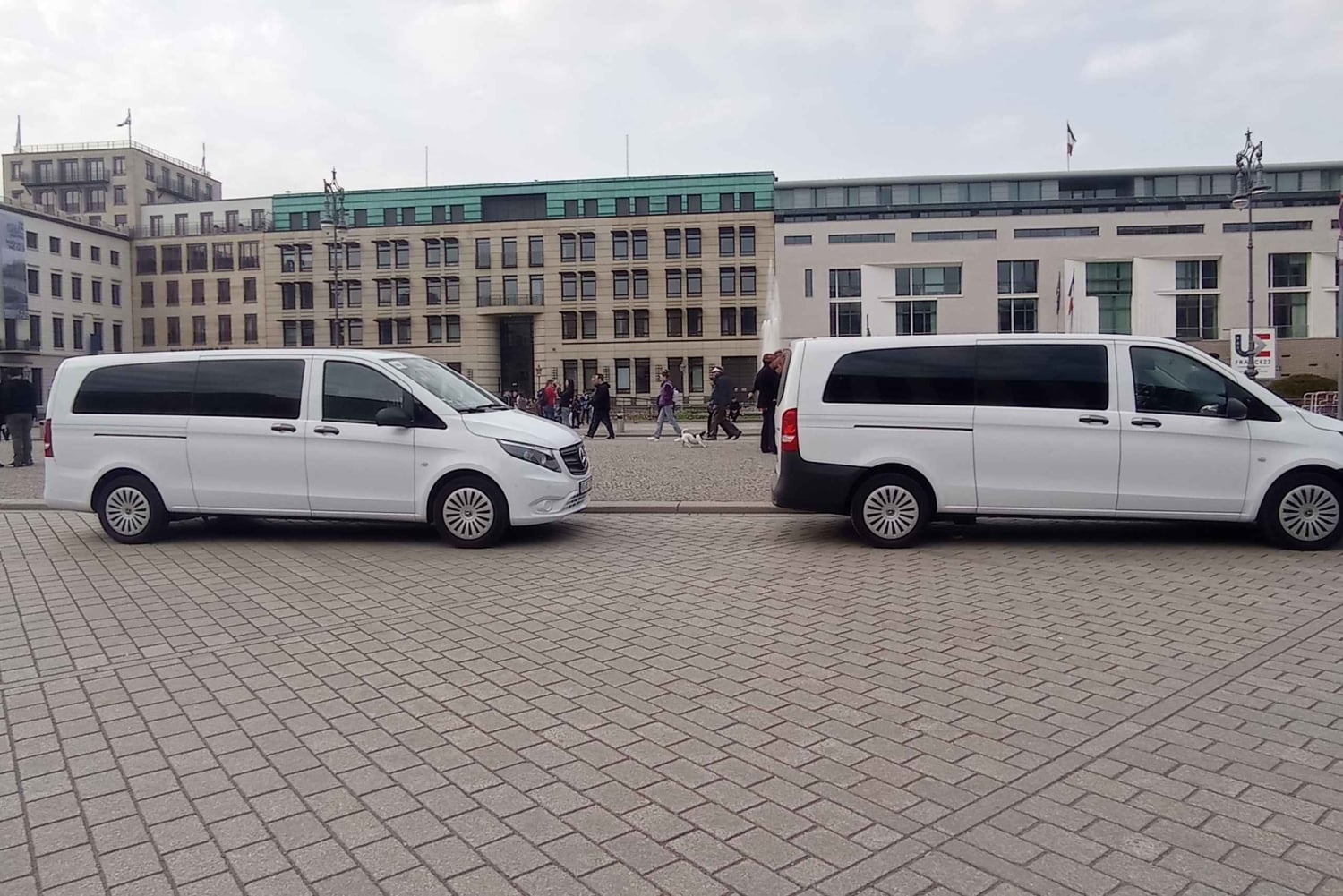 Berlin: Private Minivan Transfer with Driver and Guide