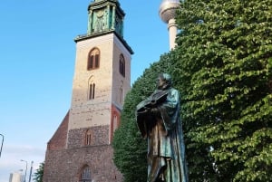 Berlin: Private Minivan Transfer with Driver and Guide