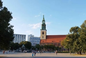 Berlin: Private Minivan Transfer with Driver and Guide
