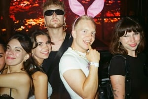 Ruta de bares por Berlín: juegos de fiesta, chupitos y 2 accesos VIP a discotecas.