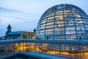 Berliini: Käfer Restaurant Reichstagin kattoillallisella.