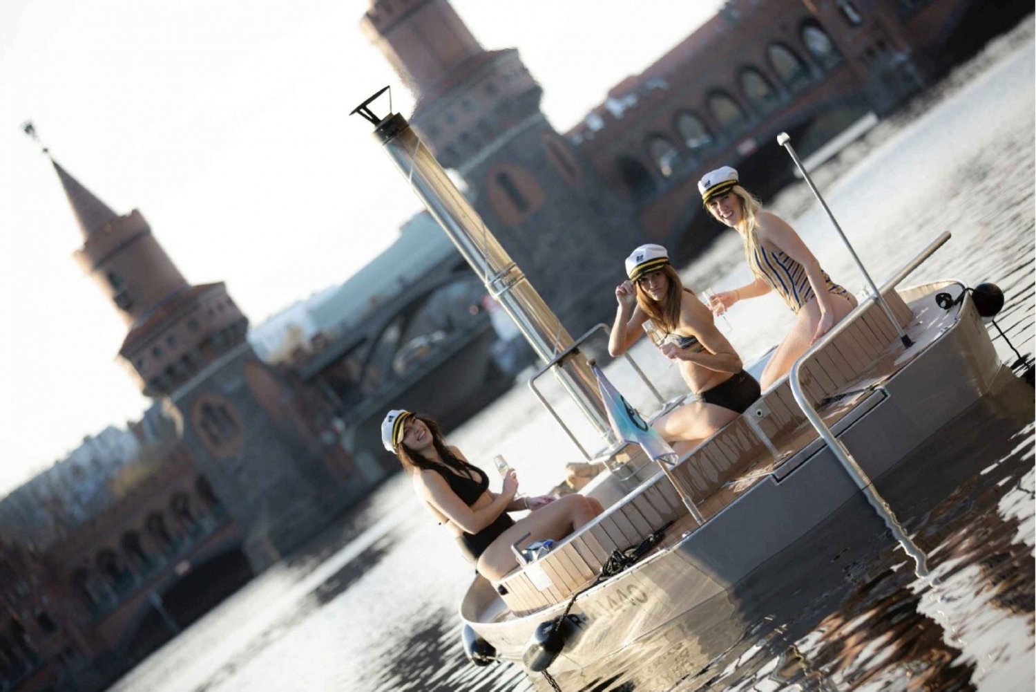Berlin: Selbstfahrendes Bootserlebnis mit Badewanne