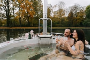 Berlin: Self-drive hot tub boat experience