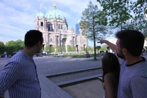 Berlin: Self-Guided Walking Tour and Scavenger Hunt