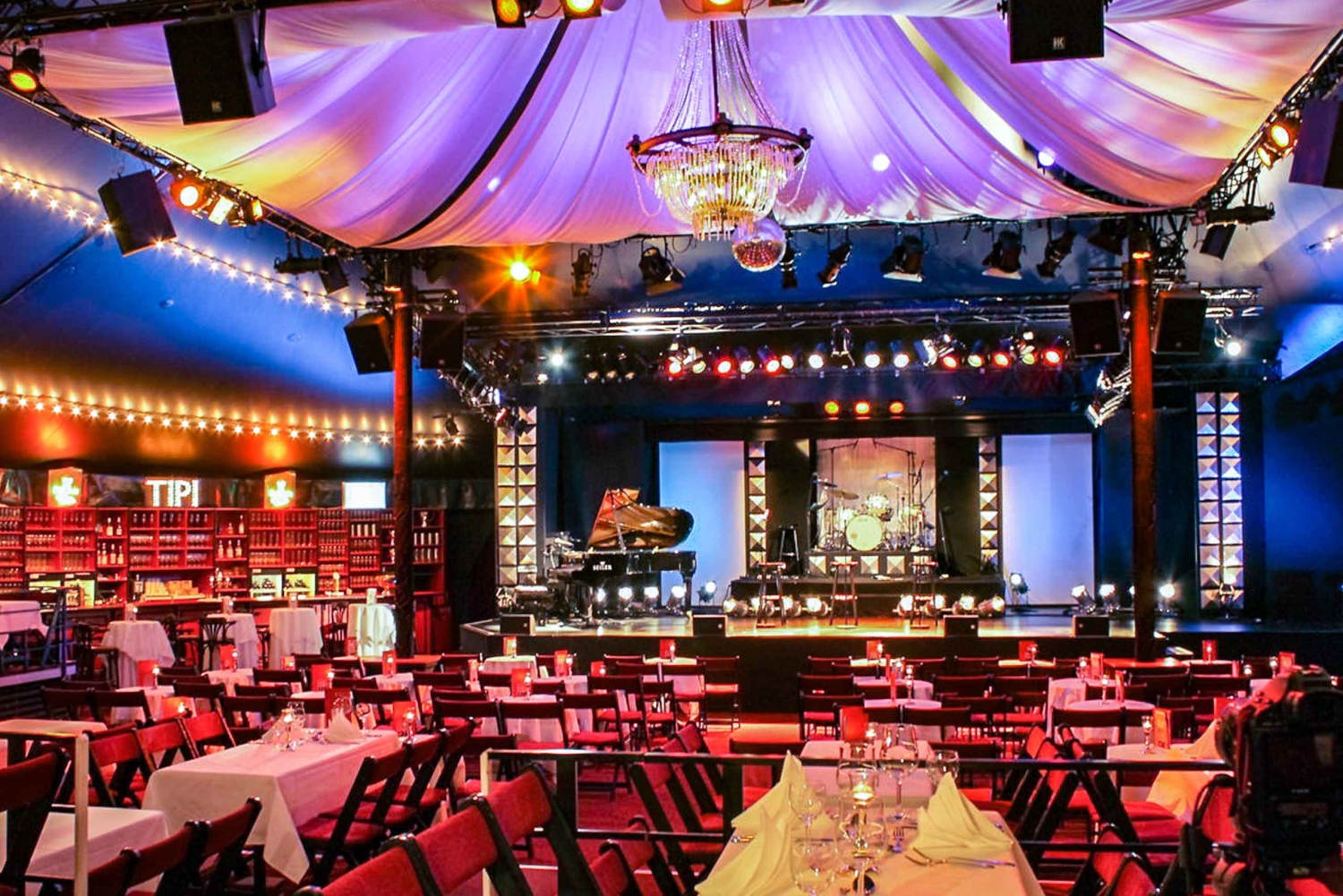 Berlin: Show at the Tipi am Kanzleramt