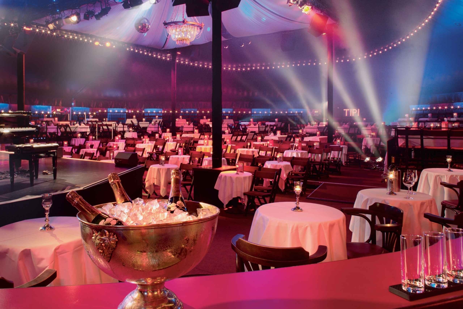 Berlin: Show at the Tipi am Kanzleramt