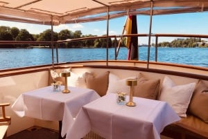 Berlin: Spree Sightseeing Boat Tour on Electric Motor Yacht