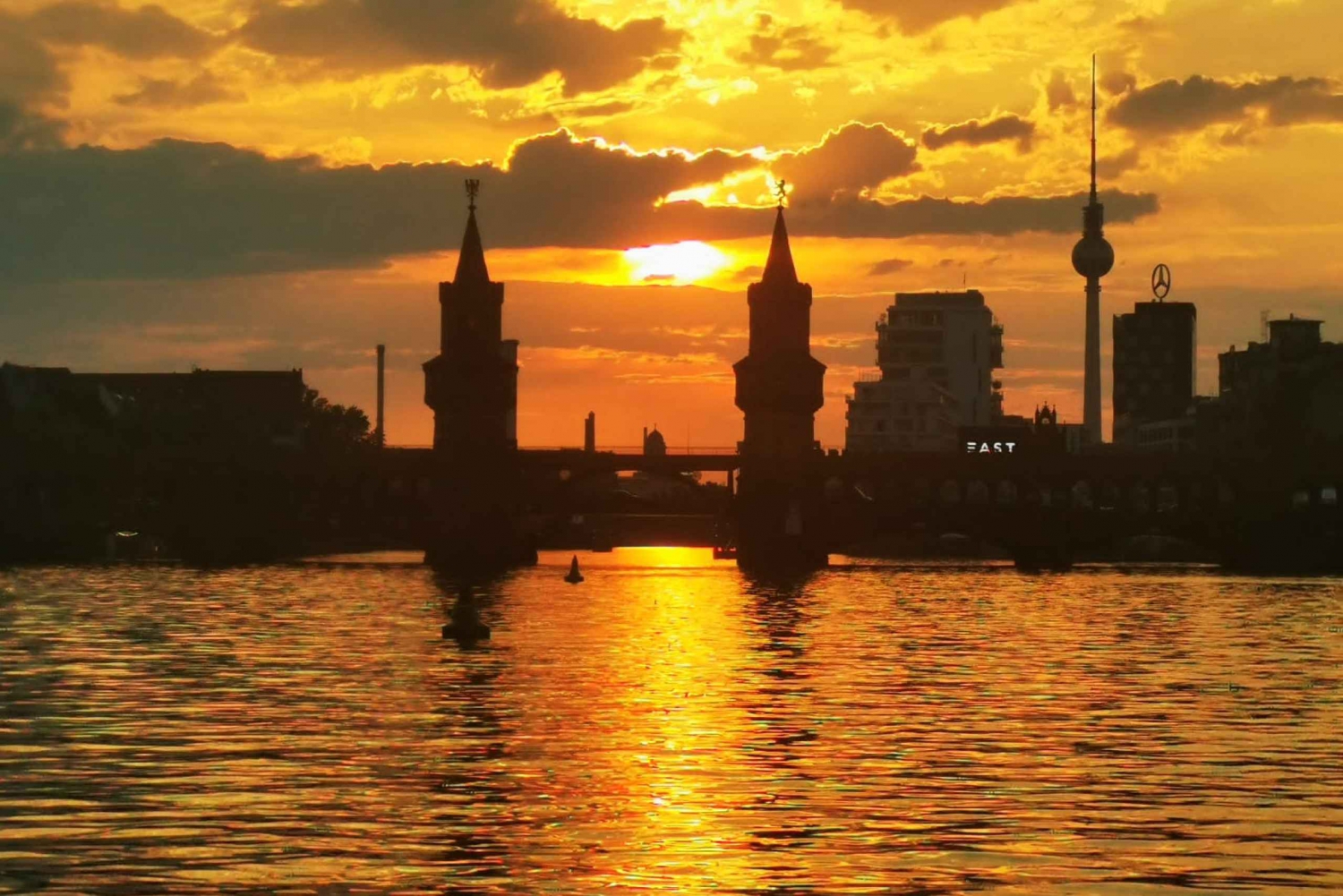 Berliini: Auringonlaskun katamaraaniristeily ääniopastuksella.